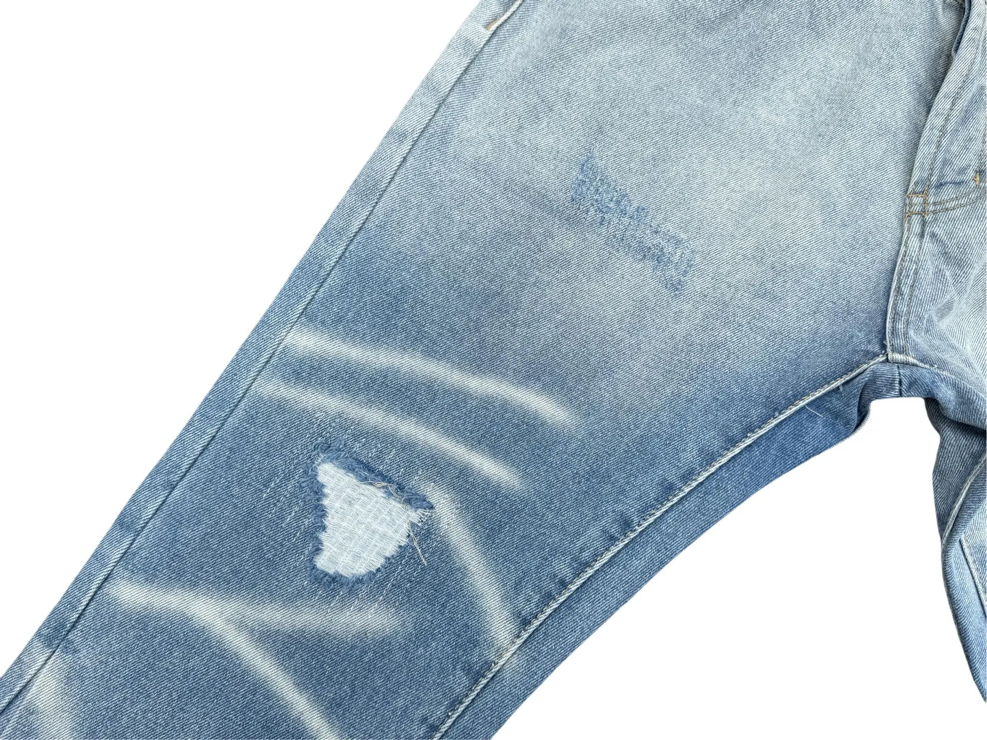 P240💰G66 GALLERY DEPT. Denim spliced ​​with all-over printed leather ripped bell-bottoms, washed and distressed jeans. GALLERY is attracted by these bell-bottoms. Whether it is a reset of Carhartt or Levis, it has created a strong brand style. Since these pants are modified from rare vintage, the production capacity is limited. Therefore, after many icons wore them, these pants were once hard to find. Later, perhaps due to the improvement of GD's business in the past two years and the expansion of production lines, the brand itself lowered the price, so I can't wait any longer for these pants this year and will definitely buy them. During the process of the denim washing plant, the owner of the washing plant helped introduce a boss who had worked for Levi's foundry and started his own business. This also paved the way for the following styles. Therefore, Levi's remodeled single product for the base plate is really familiar. Whether it is the fabrics supplied or the lathes used in production, there is nothing to choose from. -Color: blue -Size: S-XXL (corresponding to 28-36)